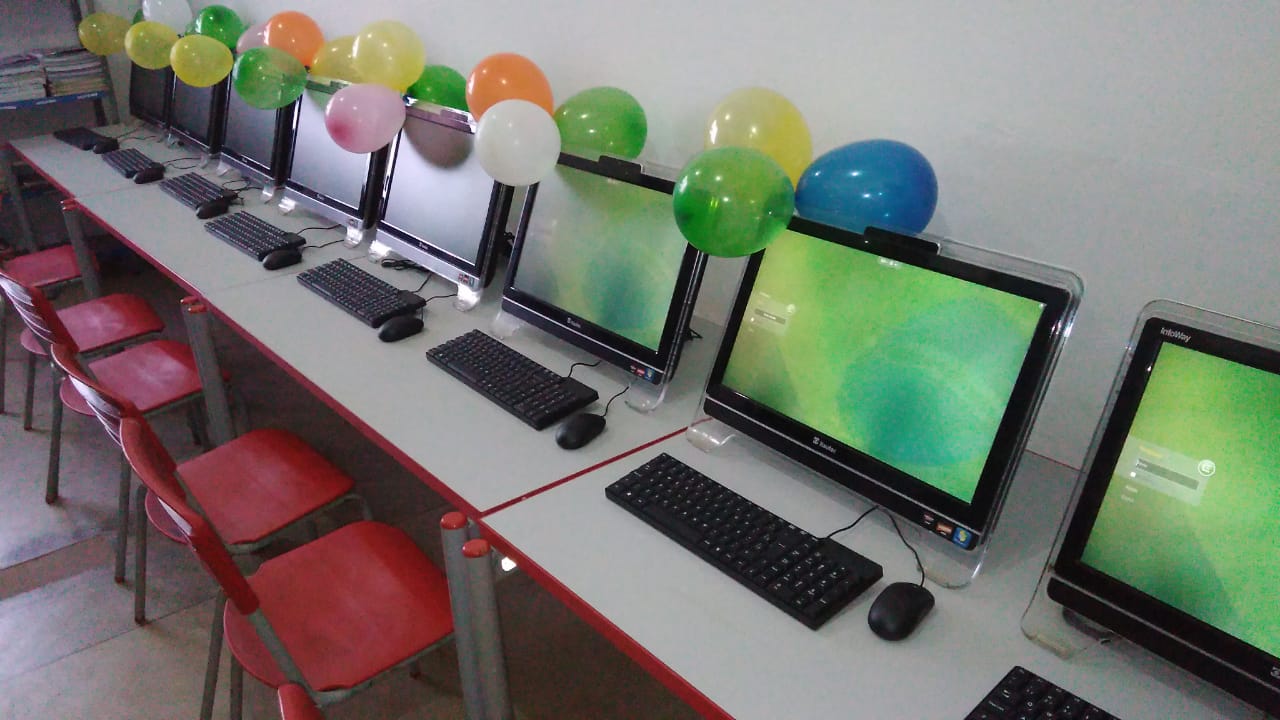 Maqcampo doa computadores para Escola Municipal Deasil Aires em Porto Nacional
