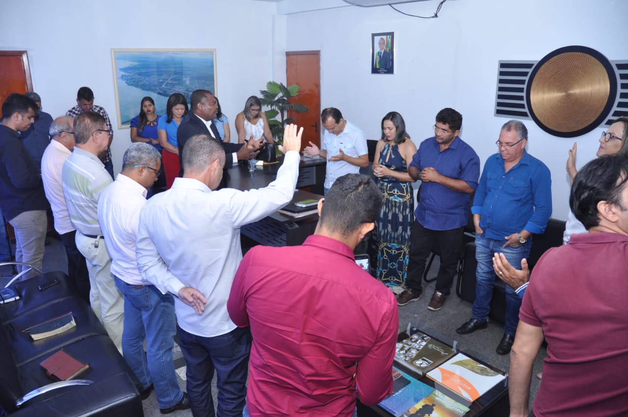 Prefeito de Porto Nacional Joaquim Maia se reúne com pastores em seu gabinete 3