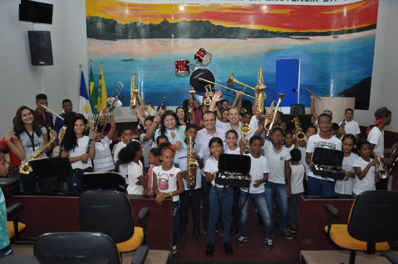 Prefeitura de Porto Nacional entrega instrumentos musicais para Banda Sinfônica