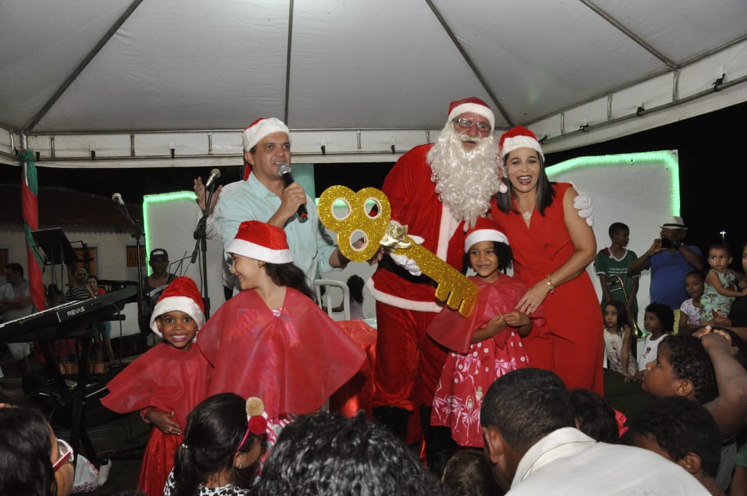 Prefeitura de Porto Nacional inaugura iluminação natalina campanha Natal para Todos e Casa do Papai Noel 2